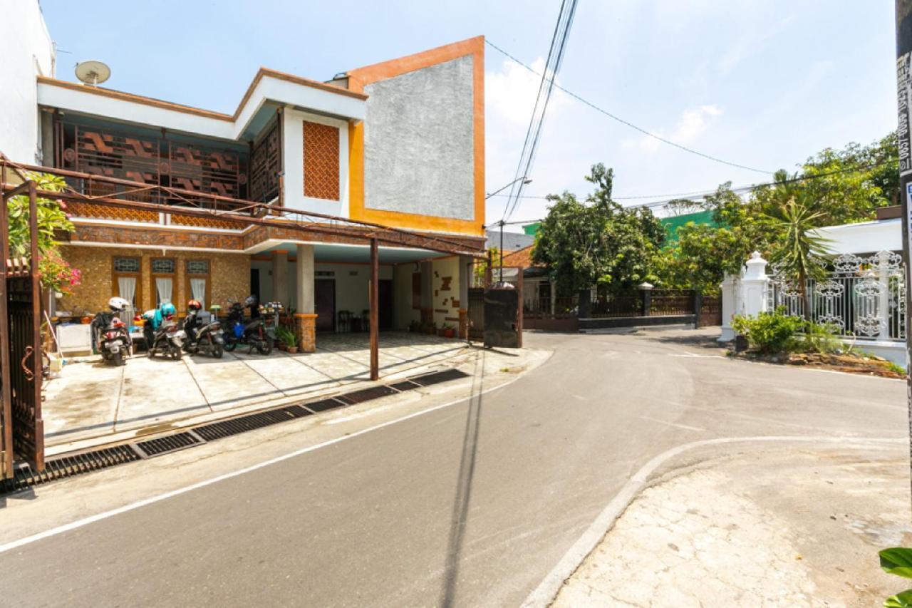 เรดดอร์ซ ชาเรียะฮ์ เนียร์ สตาเดียน มานาฮัน โซโล 2 Hotel Surakarta  ภายนอก รูปภาพ