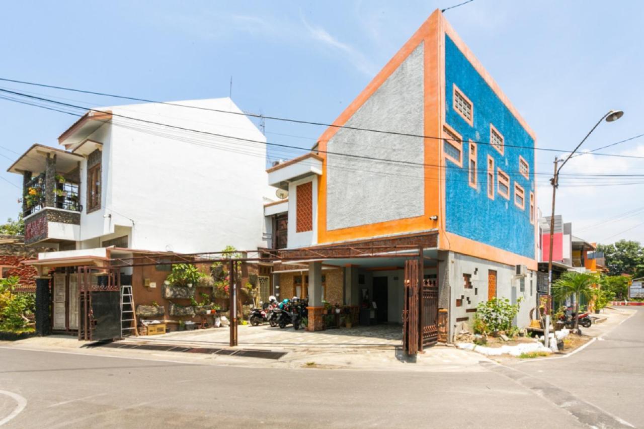 เรดดอร์ซ ชาเรียะฮ์ เนียร์ สตาเดียน มานาฮัน โซโล 2 Hotel Surakarta  ภายนอก รูปภาพ
