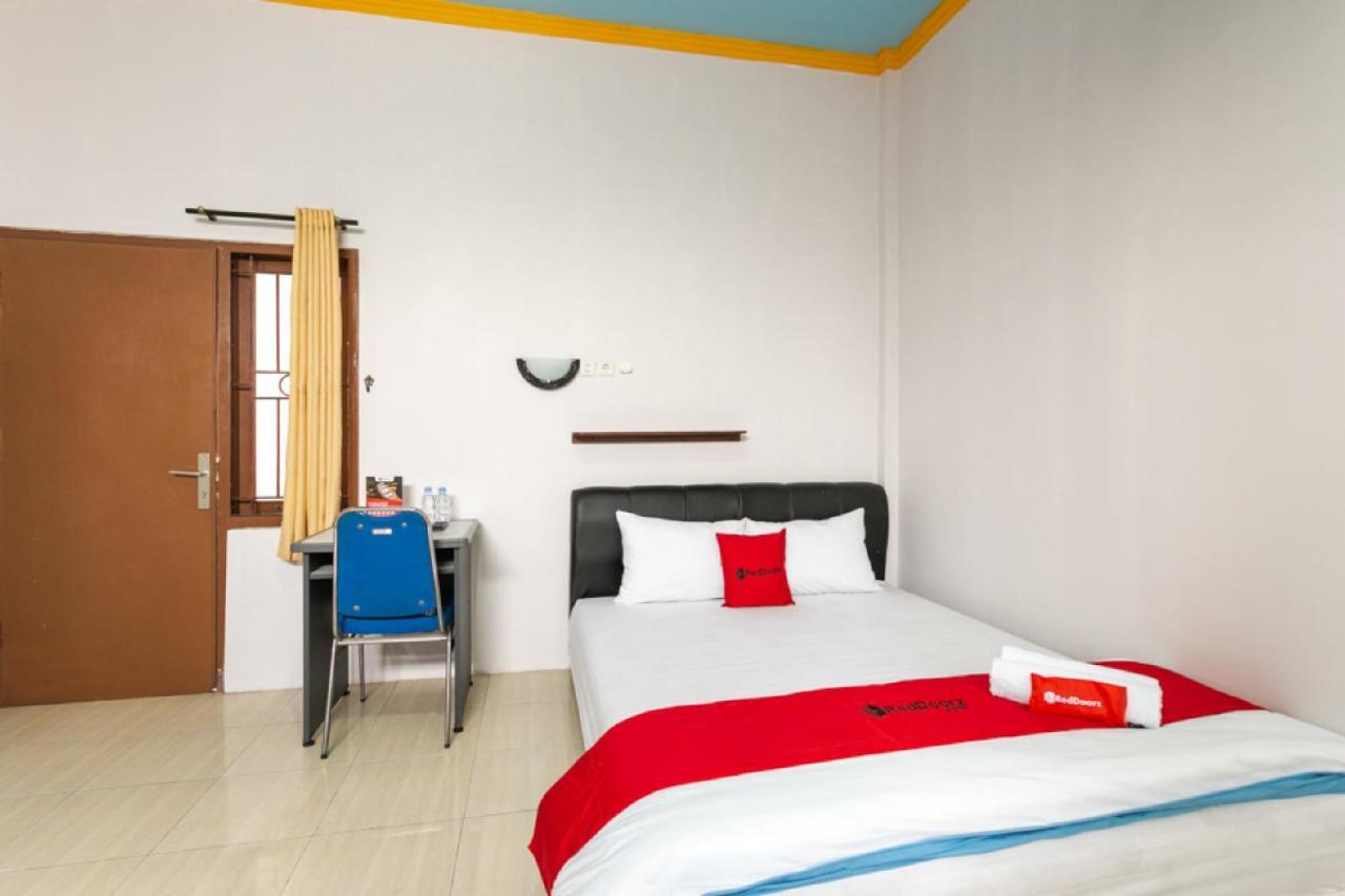 เรดดอร์ซ ชาเรียะฮ์ เนียร์ สตาเดียน มานาฮัน โซโล 2 Hotel Surakarta  ภายนอก รูปภาพ