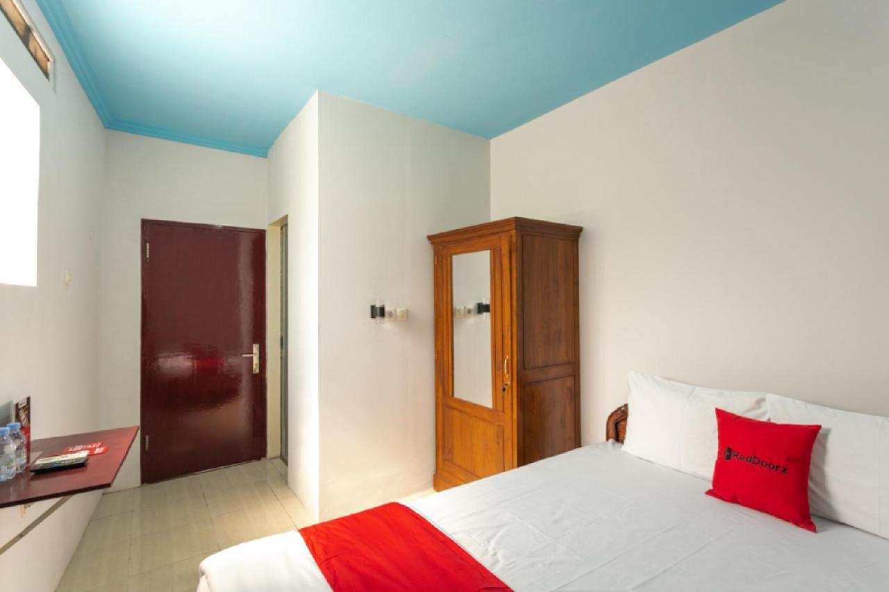 เรดดอร์ซ ชาเรียะฮ์ เนียร์ สตาเดียน มานาฮัน โซโล 2 Hotel Surakarta  ภายนอก รูปภาพ